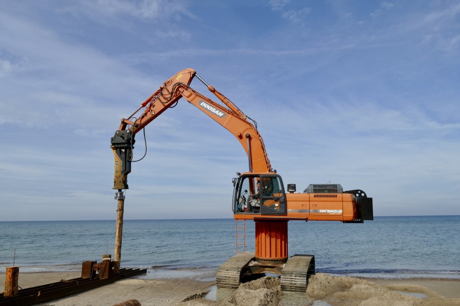 Młot DA450DP zaprasza na plażę